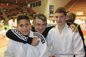 Enzo Rouja et Nikolas Lamarque, judokas engagés par le club avec leur coach Xavier Métayer.
