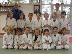 Maître Daniel Marais avec les élèves du cours de baby judo.