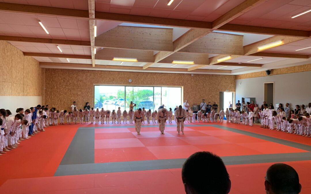 Plus de 100 judokas présents à la remise de grades du Seysses Arts Martiaux judo ju-jitsu. Un moment solennel.