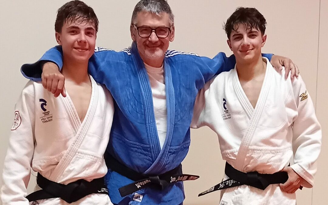 Manolo Camus et Hugo Soulié, les deux nouvelles ceintures noires du Seysses Arts Martiaux judo ju-jitsu encadrent leur professeur.