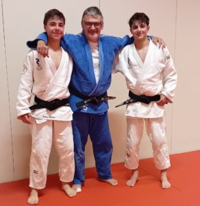 Manolo Camus et Hugo Soulié, les deux nouvelles ceintures noires du Seysses Arts Martiaux judo ju-jitsu encadrent leur professeur.